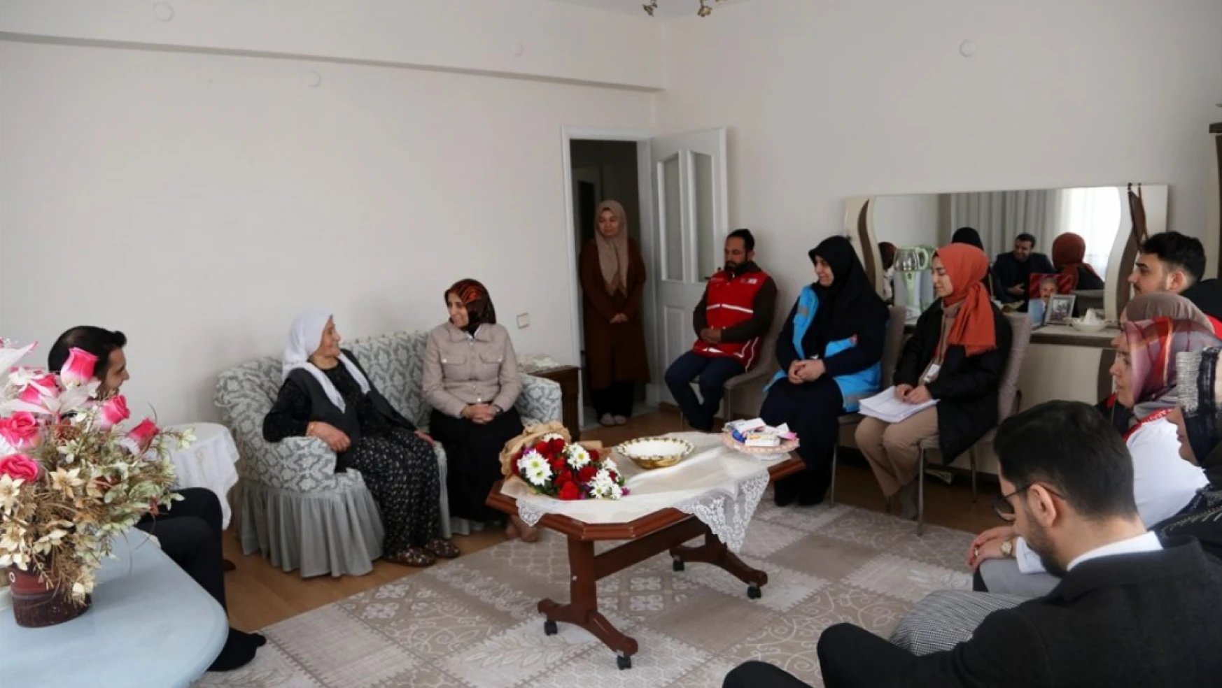 Malatya'da evde sağlık hizmetleri ekibi 86 yaşındaki kişiyi ziyaret etti