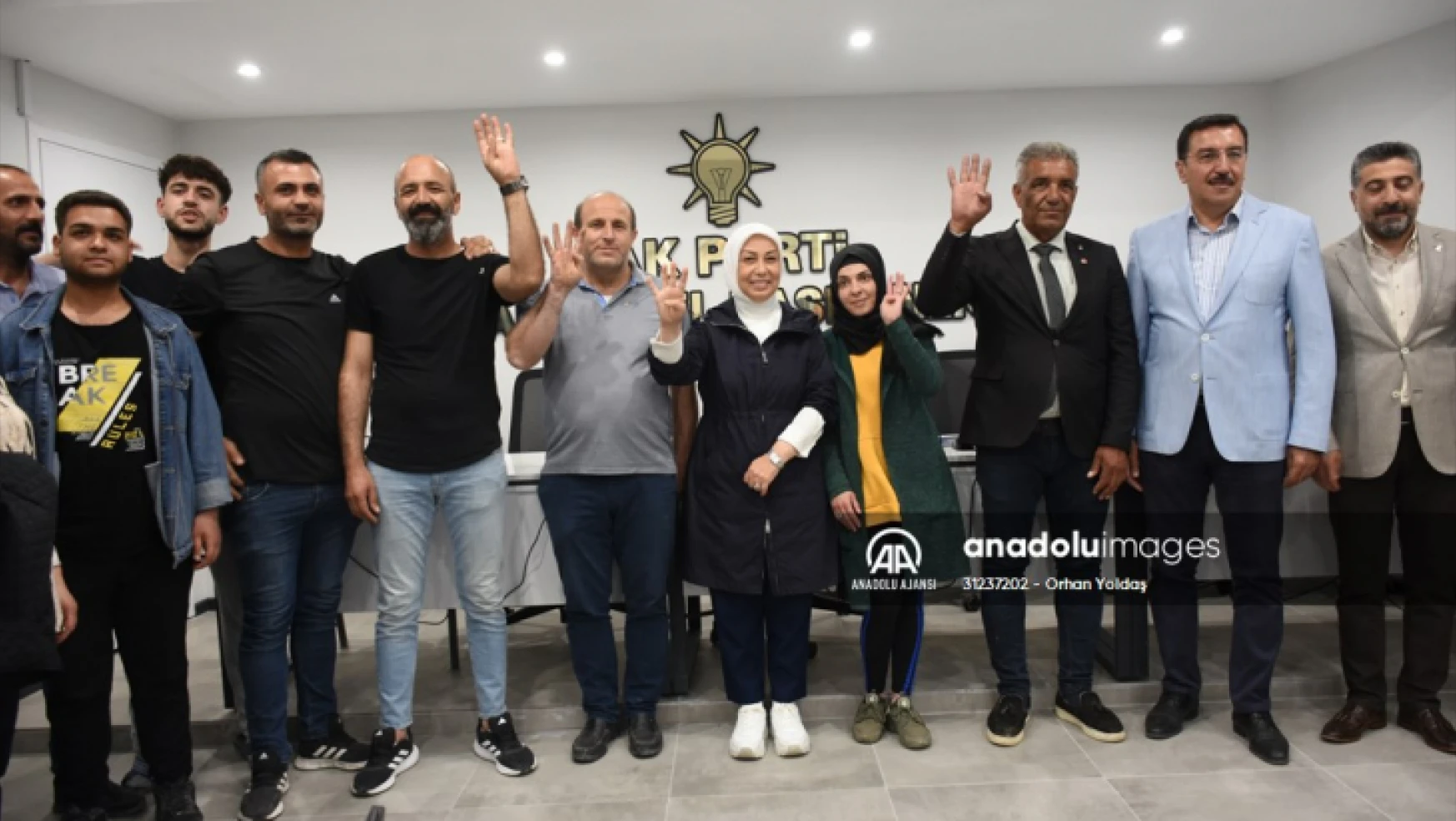 Malatya'da istifa eden Zafer Partisi ilçe başkanı ve beraberindekiler AK Parti'ye katıldı