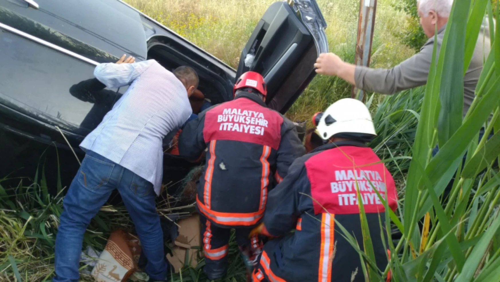 Malatya'da şarampole devrilen otomobildeki 1 kişi öldü, 4 kişi yaralandı