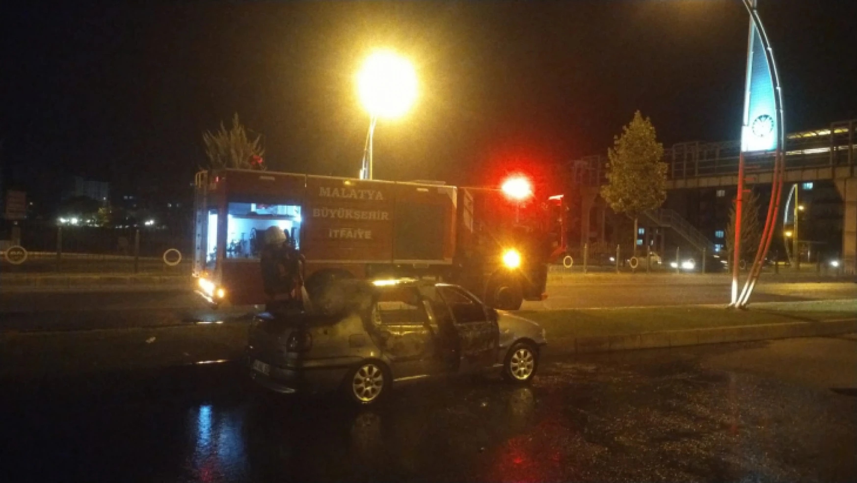 Malatya'da seyir halindeki otomobil alev aldı, 2 kişi yaralandı