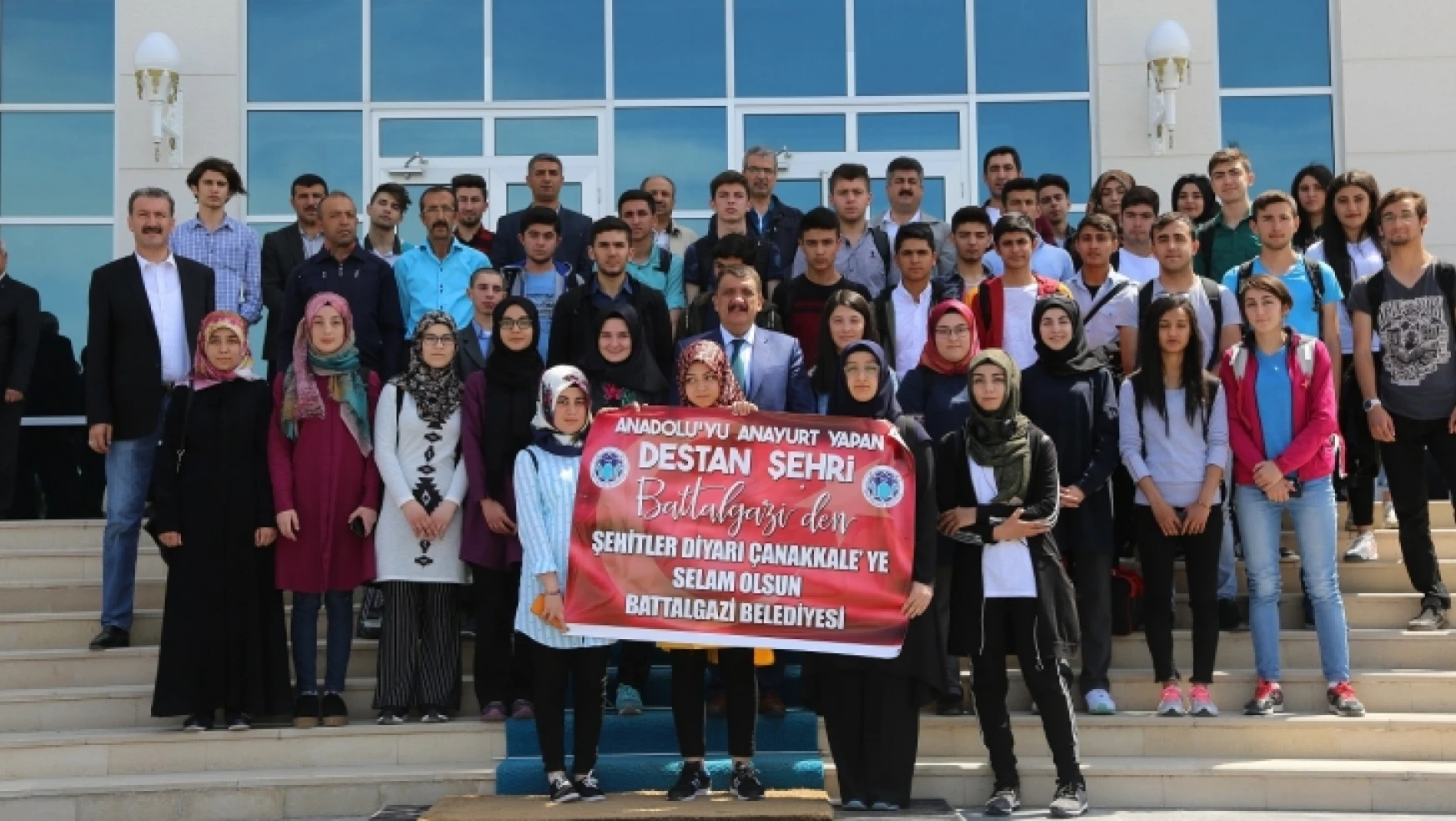 Battalgazi Belediyesi Başarılı Öğrencileri Çanakkale'ye Gönderdi