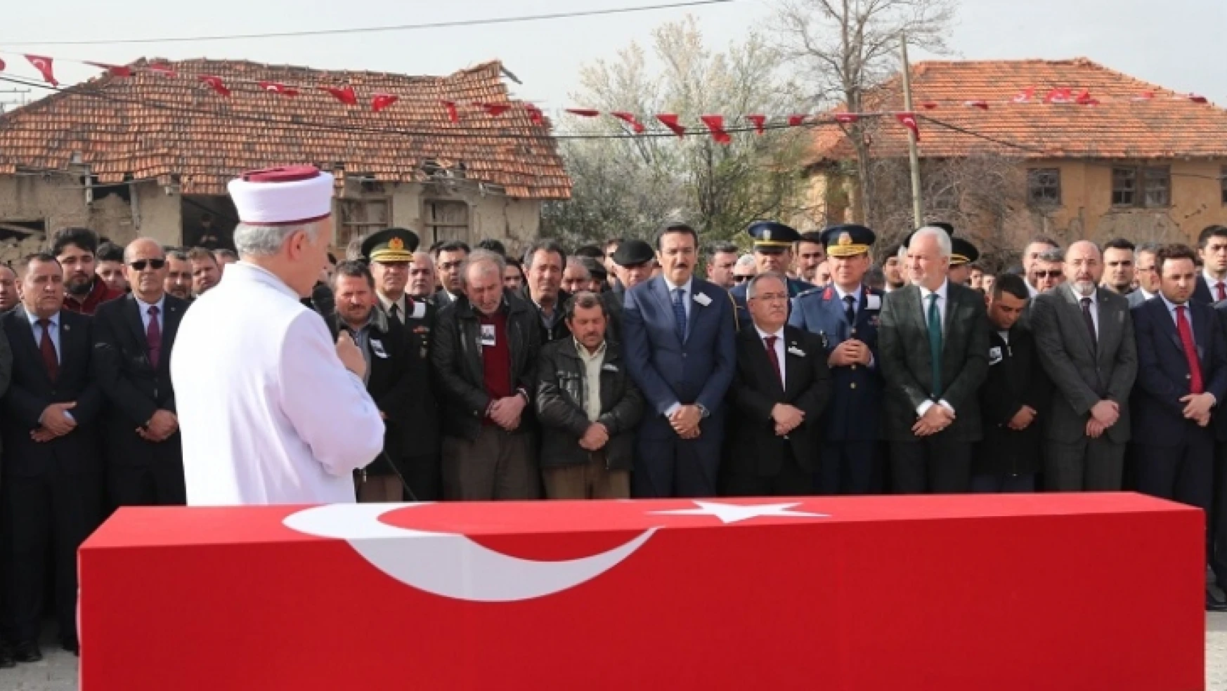 Bakan Tüfenkci, Afrin şehidinin cenazesine katıldı