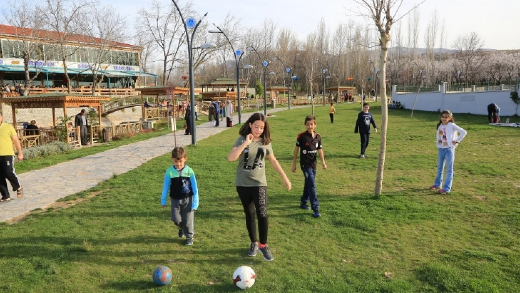 Vatandaşlar, Galip Demirel Çınar Park'a Akın Ediyor