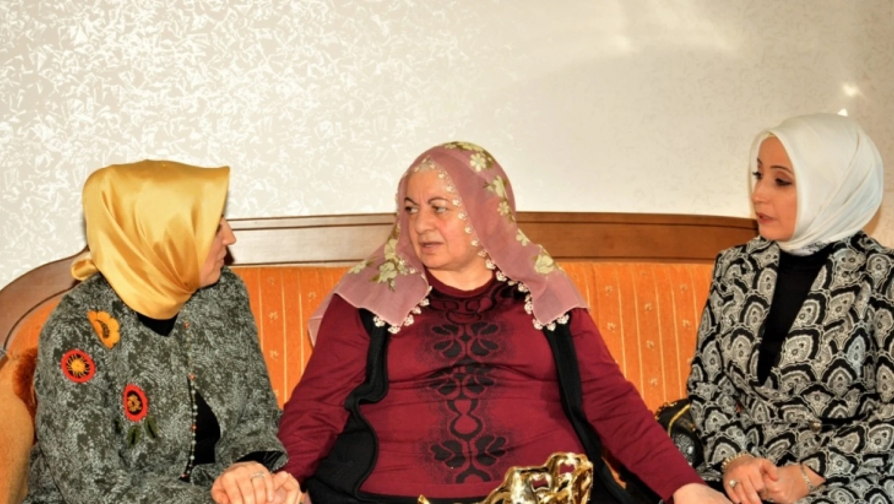 Esra Tüfenkci Ve Neriman Kaban'dan Şehit Ailelerine Ziyaret