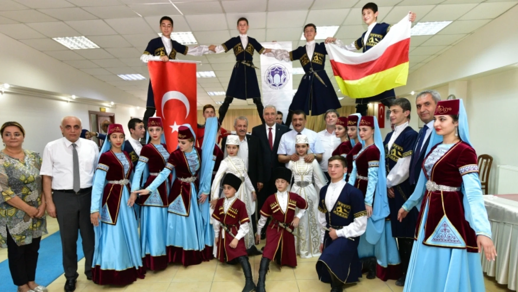 Başkan Gürkan, Kafkas Yöresel Halkoyunları Ekibi İle Bir Araya Geldi
