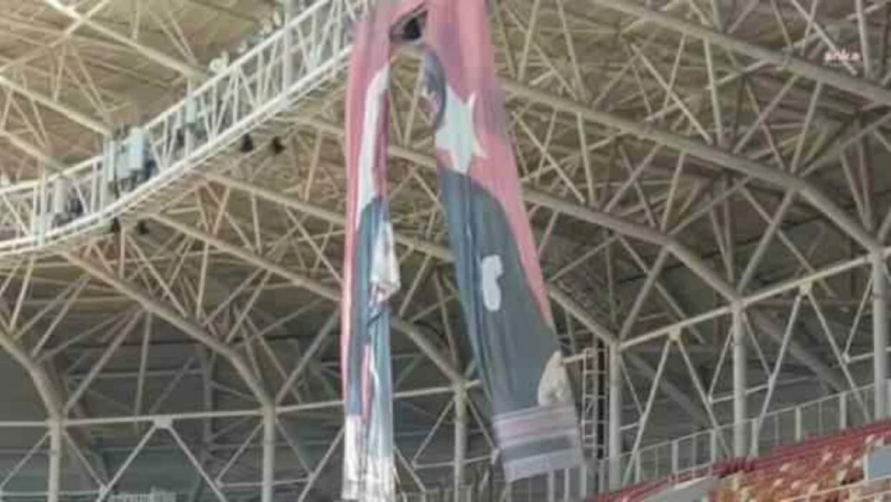 Malatya Valiliğinden stadyumda yıpranan ve yırtılan Atatürk posteriyle ilgili açıklama