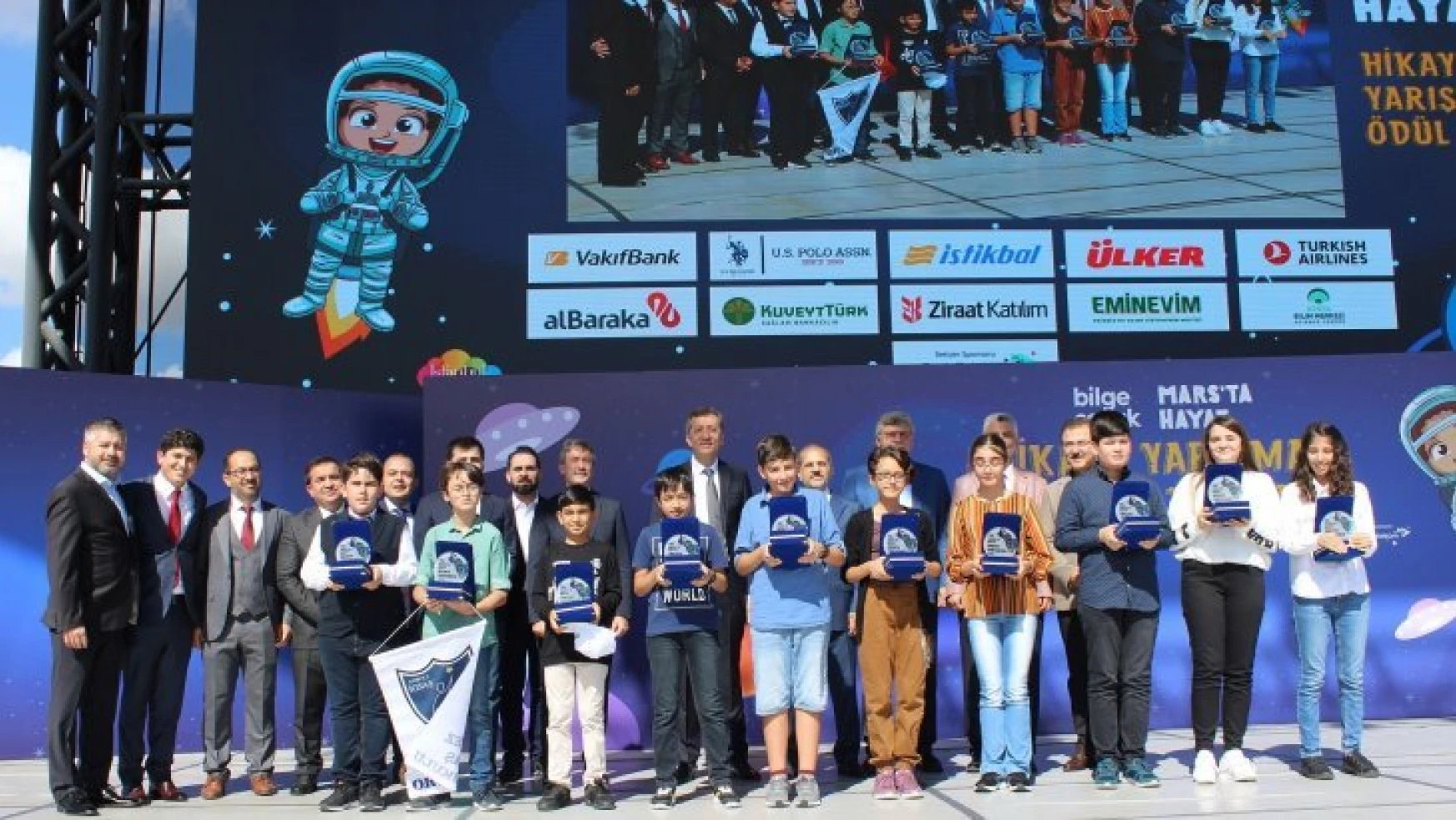 Mars'ta hayatı yazan öğrenciler ödüllerini Bakan Ziya Selçuk'un elinden aldı