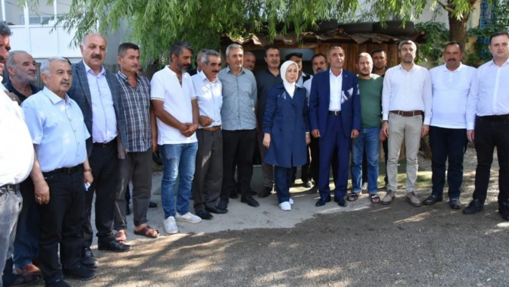 Milletvekili Çalık, Malatya'daki temasları kapsamında Kuyulu, Topsöğüt ve Cafana mahallelerini ziyaret etti.
