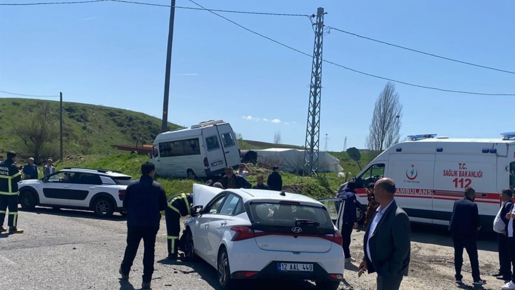 Minibüs ile otomobilin çarpışması sonucu 7 kişi yaralandı