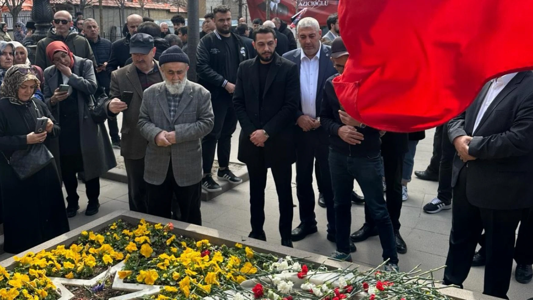 Muhsin Yazıcıoğlu'nun Vefatının Sene-i Devriyesinde Mezarı Başında Dua Etti.