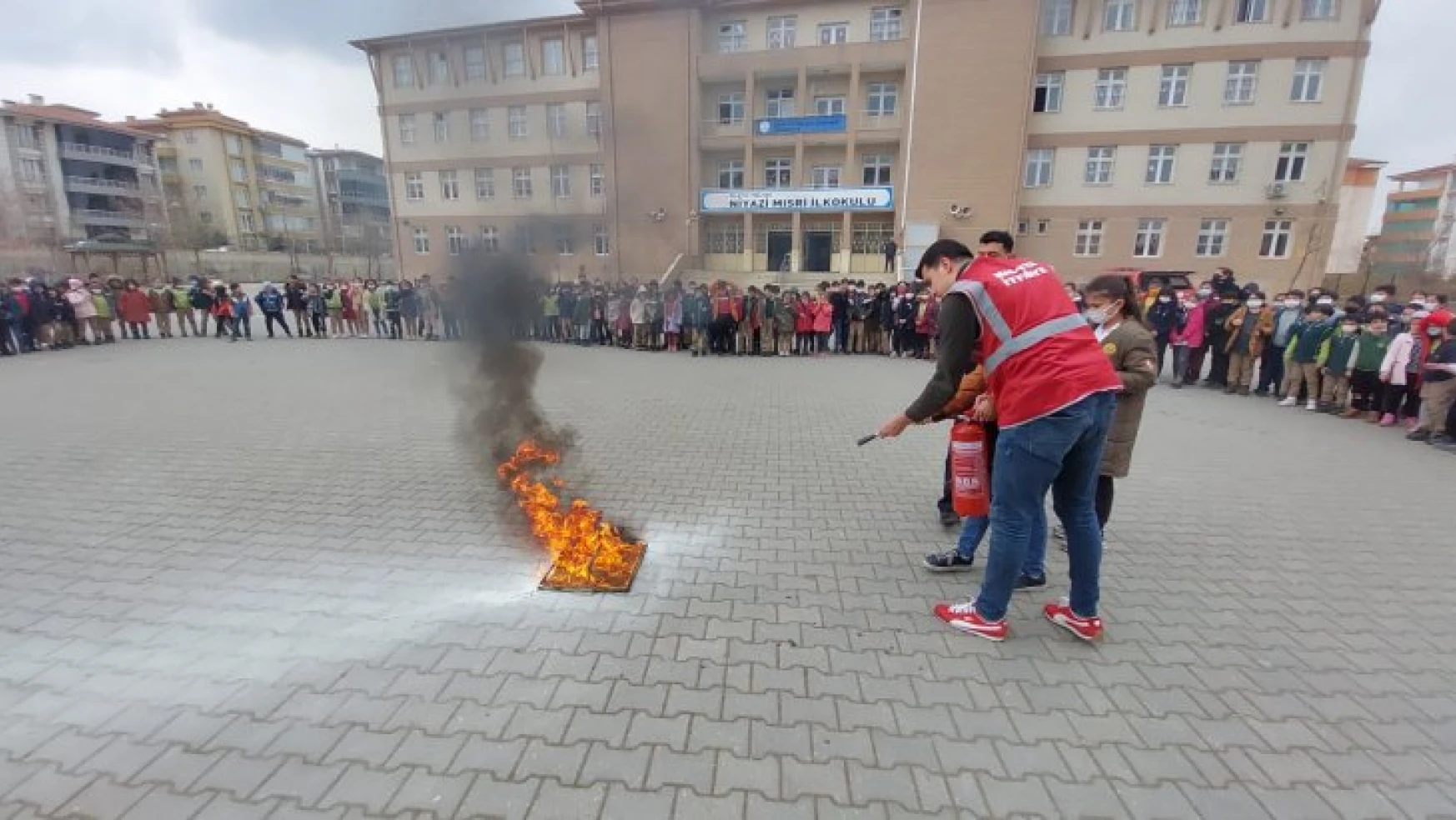 Niyazi Mısri İlkokulu öğrencilerine yönelik yangın tatbikatı düzenlendi.