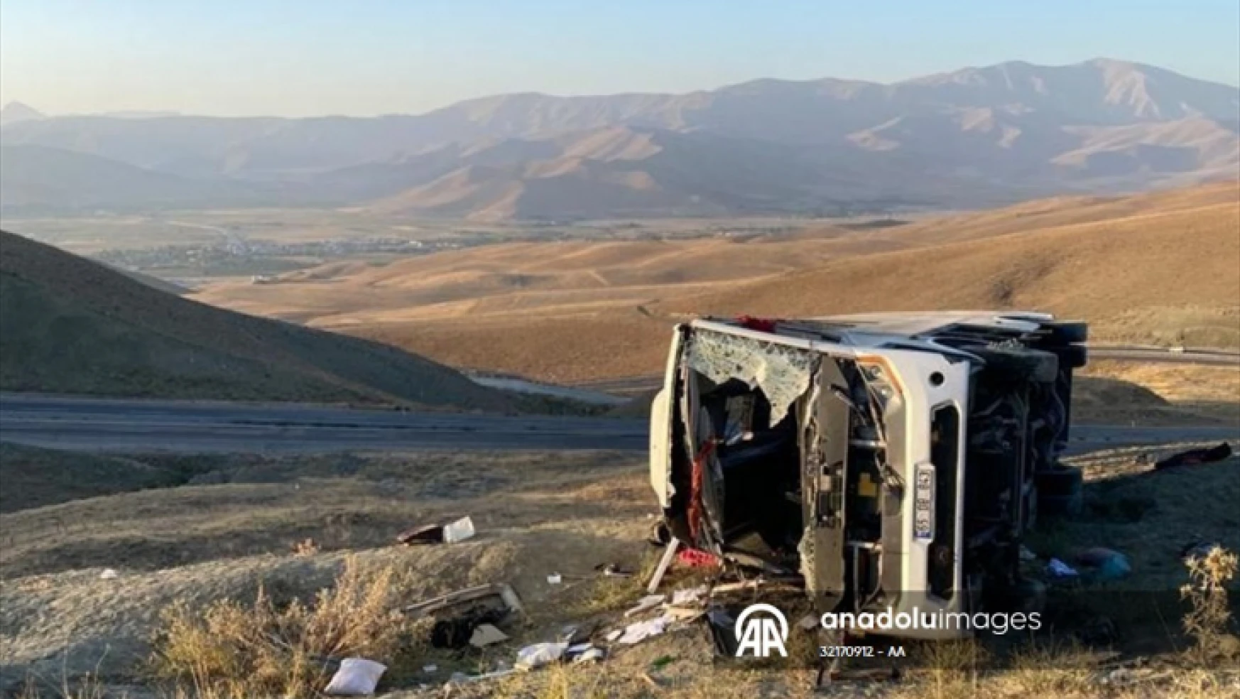 Otobüsün şarampole devrilmesi sonucu 5 düzensiz göçmen hayatını kaybetti