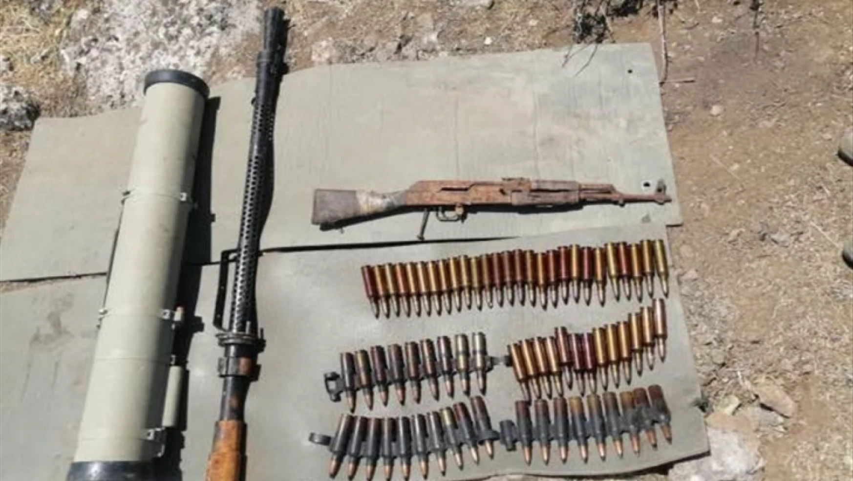 PKK'lı teröristlere ait silah ve çok sayıda mühimmatı ele geçirdi.