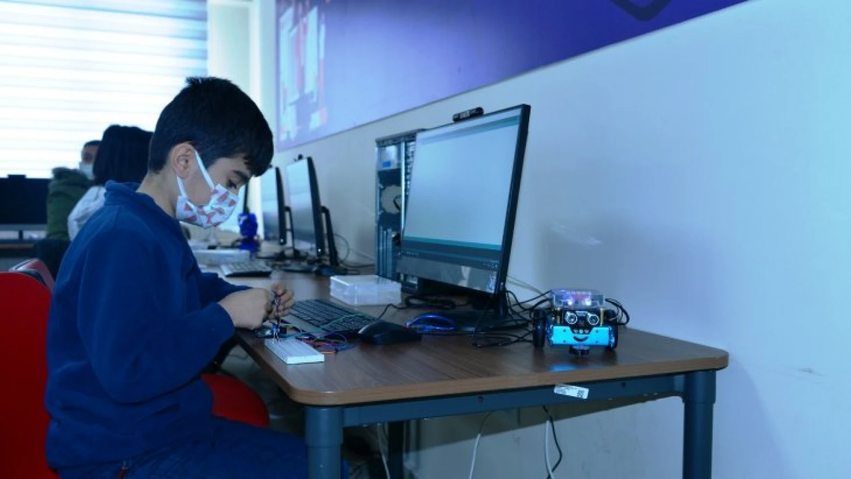 Robotik Kodlama Eğitimi Alan Gençler, Geleceğin Teknolojisini Öğreniyor