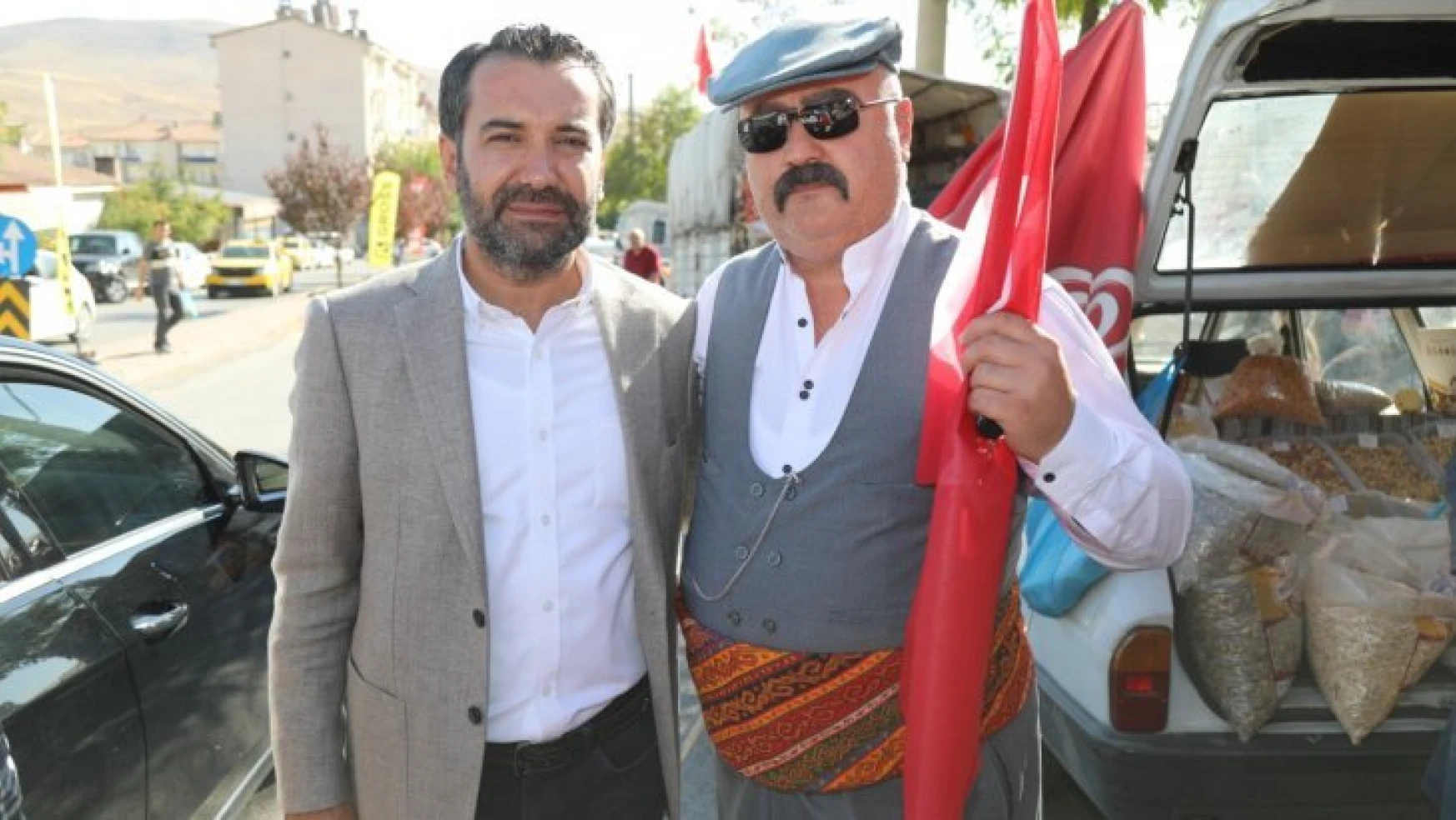 Şerifoğulları, Mehmetçiğe Destek İçin Esnaflara Türk Bayrağı Dağıttı