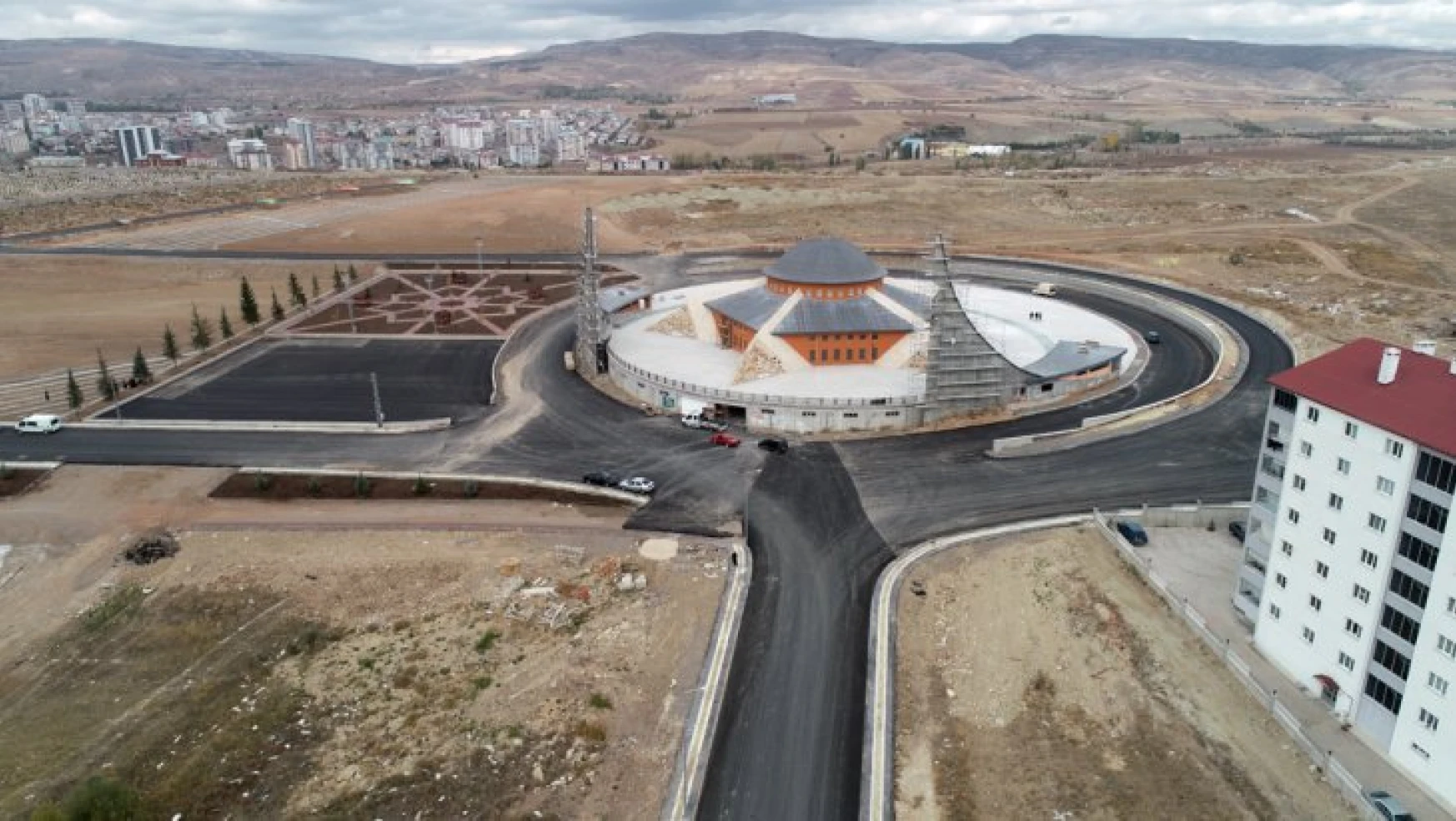 Sivas'da Ayyıldızlı Camiye Yeni Yollar Açıldı…