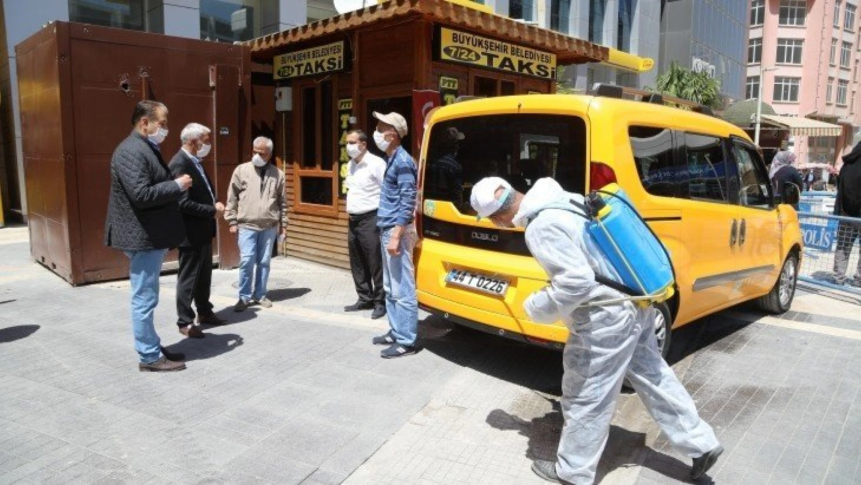 Taksi Durakları Dezenfekte Edildi, Taksici Esnafına Maske Dağıtıldı
