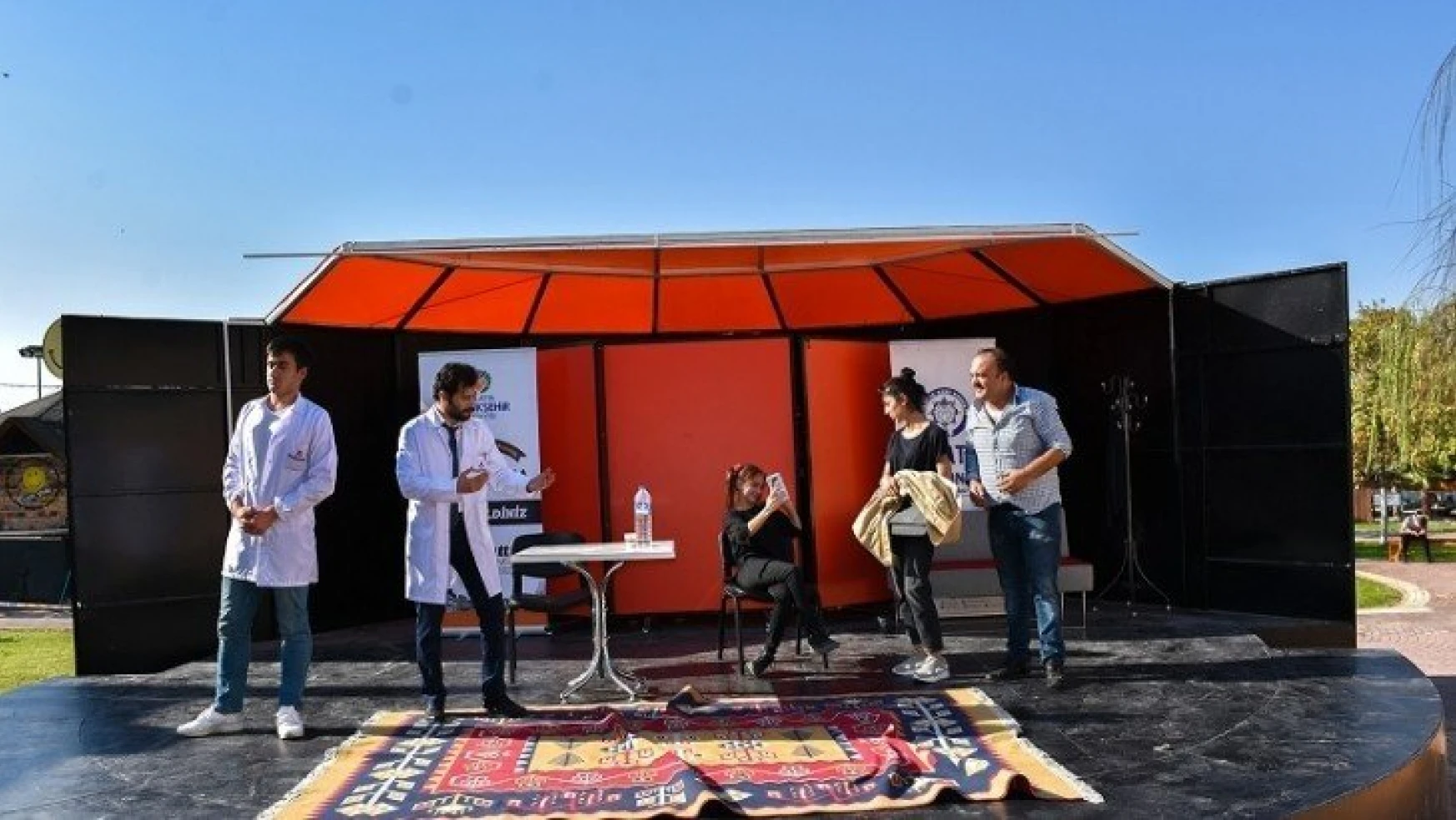 'Tekno Acil' isimli tek perdelik tiyatro gösterisi düzenlendi