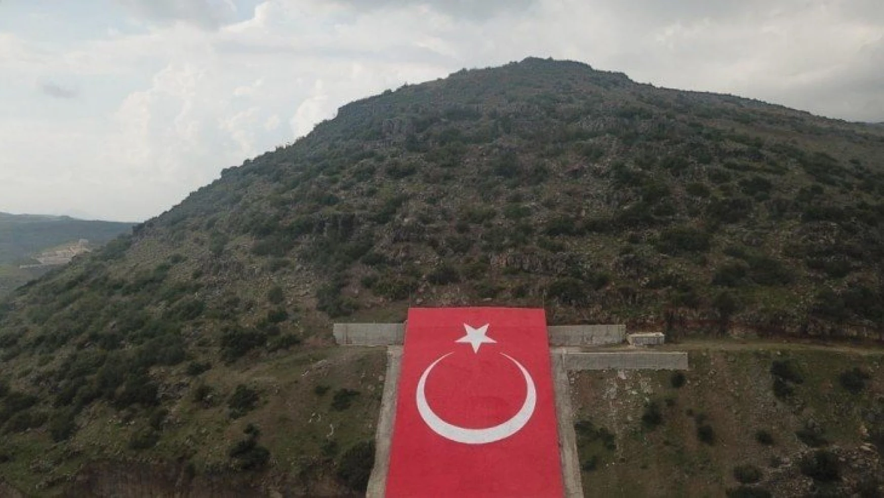 Terörist başının resmi yerine Türk bayrağı yapıldı
