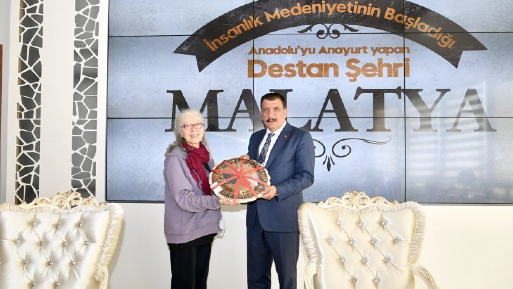 Türk sinema ve tiyatro sanatçısı Meral Çetinkaya, Büyükşehir Belediye Başkanı Selahattin Gürkan'ı ziyaret etti.