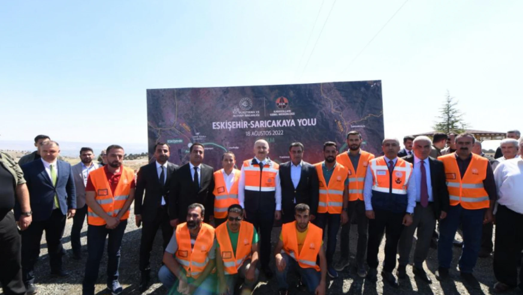 Ulaştırma ve Altyapı Bakanı Adil Karaismailoğlu, Eskişehir-Sarıcakaya yolu yapım şantiyesinde açıklamalarda bulundu.