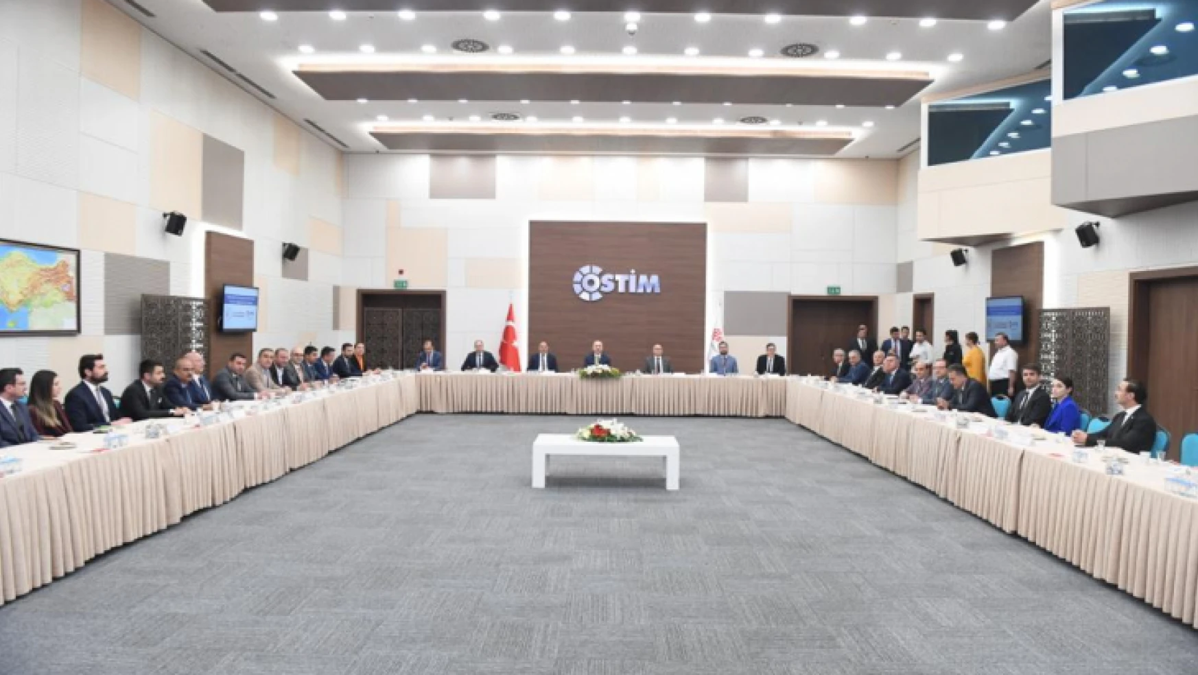 Ulaştırma ve Altyapı Bakanı Karaismailoğlu, Haberleşme Teknolojileri Kümelenmesi 5G Faz 2 Bilgilendirme Toplantısı'na katıldı.