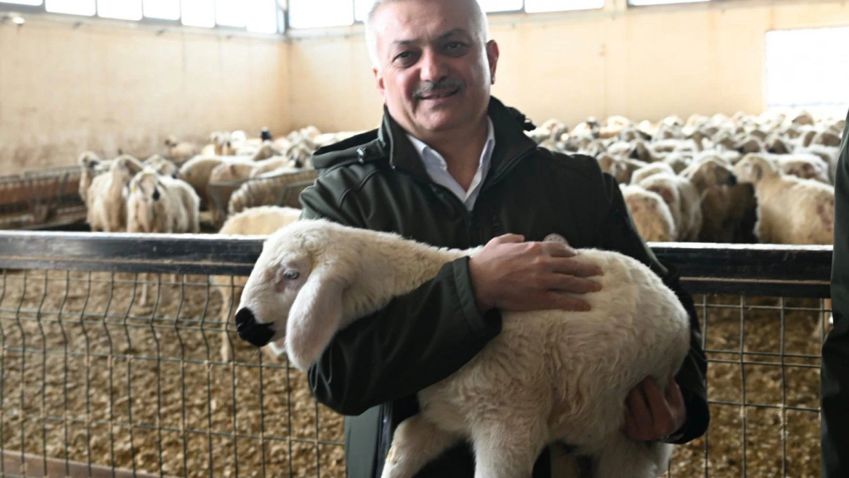 Vali Ersin Yazıcı'dan Akçadağ'daki Süt Çiftliği Üretim Tesislerine Ziyaret
