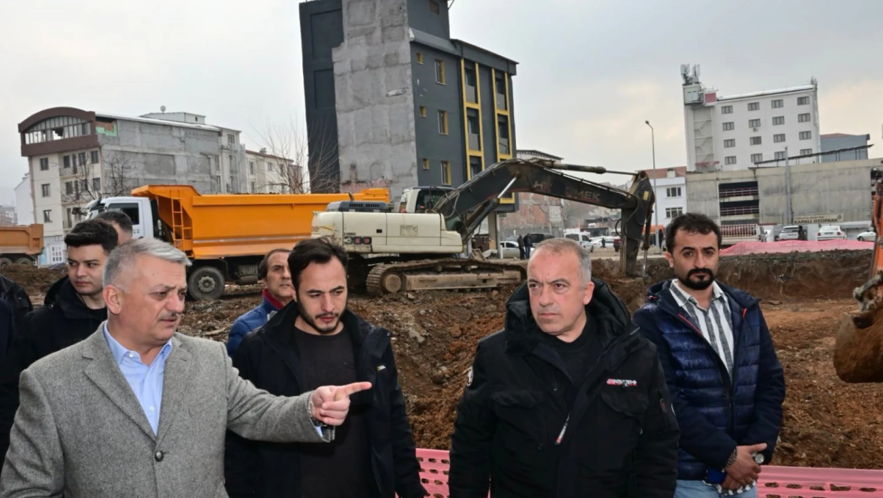 Vali Ersin Yazıcı Kent Meydan Projesinde Yer alan Saray Mahallesi İnşaatını Yerinde İnceledi