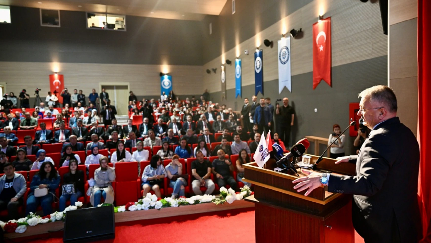 Vali Ersin Yazıcı Turgut Özallı Yıllar Konulu Konferansa Katıldı