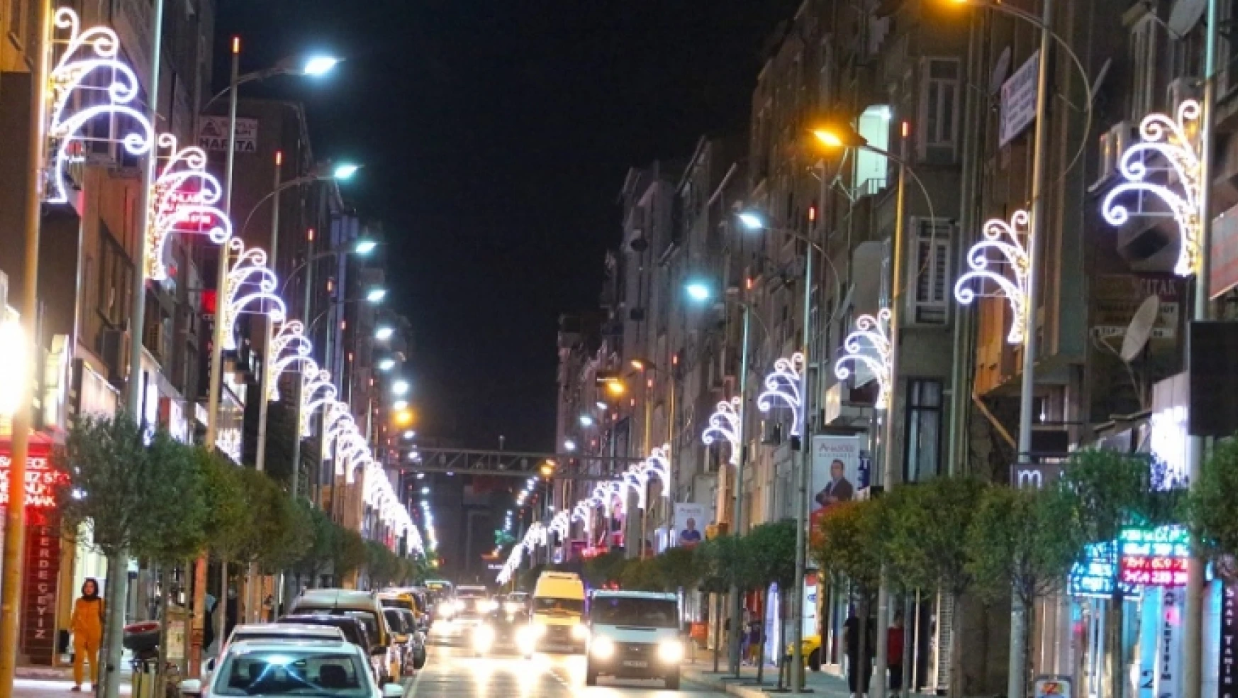 Vali Fahri Bey Caddesi'nde, dekoratif aydınlatma çalışması gerçekleştirildi