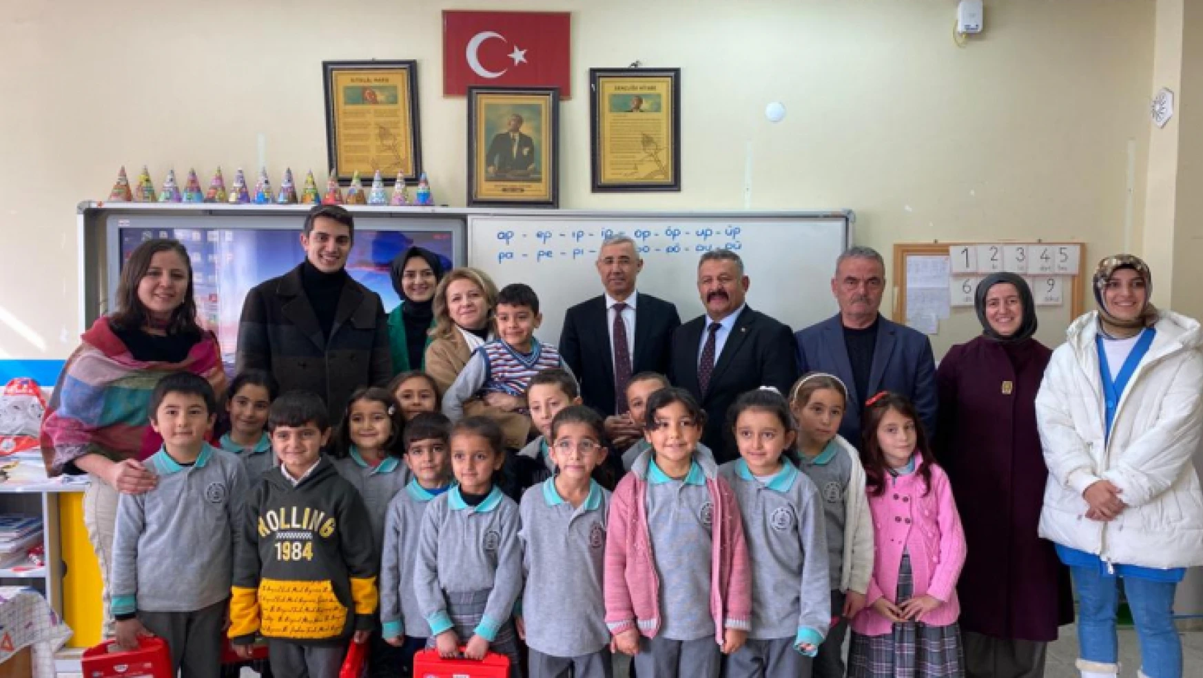 Vali Hulusi Şahin'in Eşi Malatya Gönül Elçileri Temsilcisi Ebru Şahin Köy Okullarını Ziyaret etti.