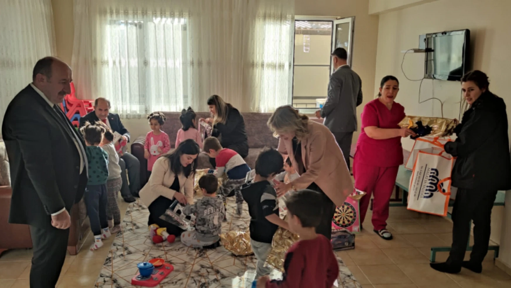 Vali Hulusi Şahinin eşi Ebru Şahin Miad Çocuk Evlerini ziyaret etti