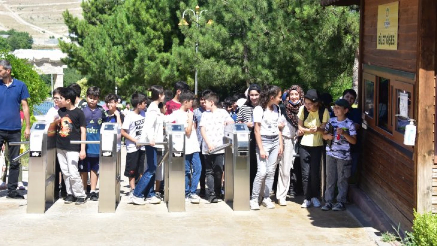 Yaz Okulu Öğrencileri Hayvanat Bahçesini Gezdi
