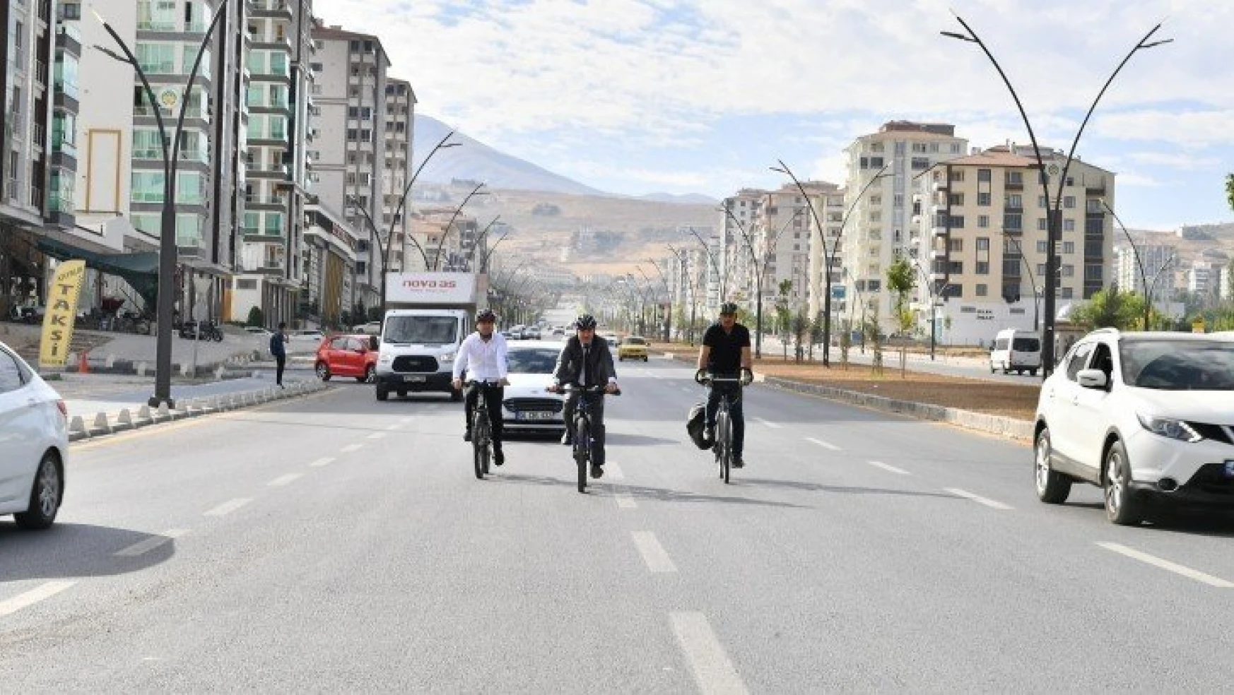 Yeşilyurt Belediye Başkanı Mehmet Çınar, Mesaisine Bisikletle Geldi