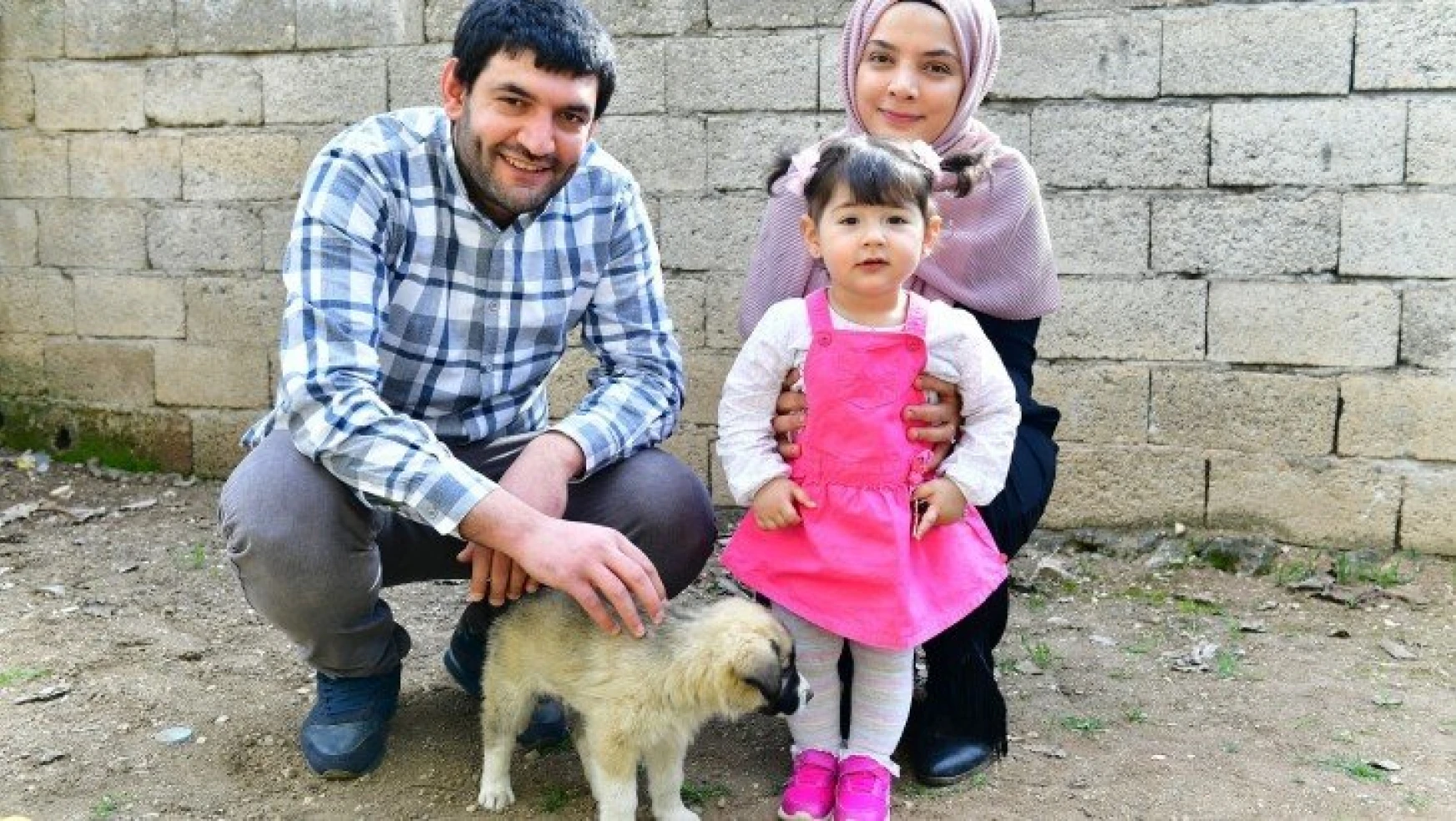 Yeşilyurt Belediye Başkanı Mehmet Çınar, Minik Nisa'ya Köpek Hediye Etti