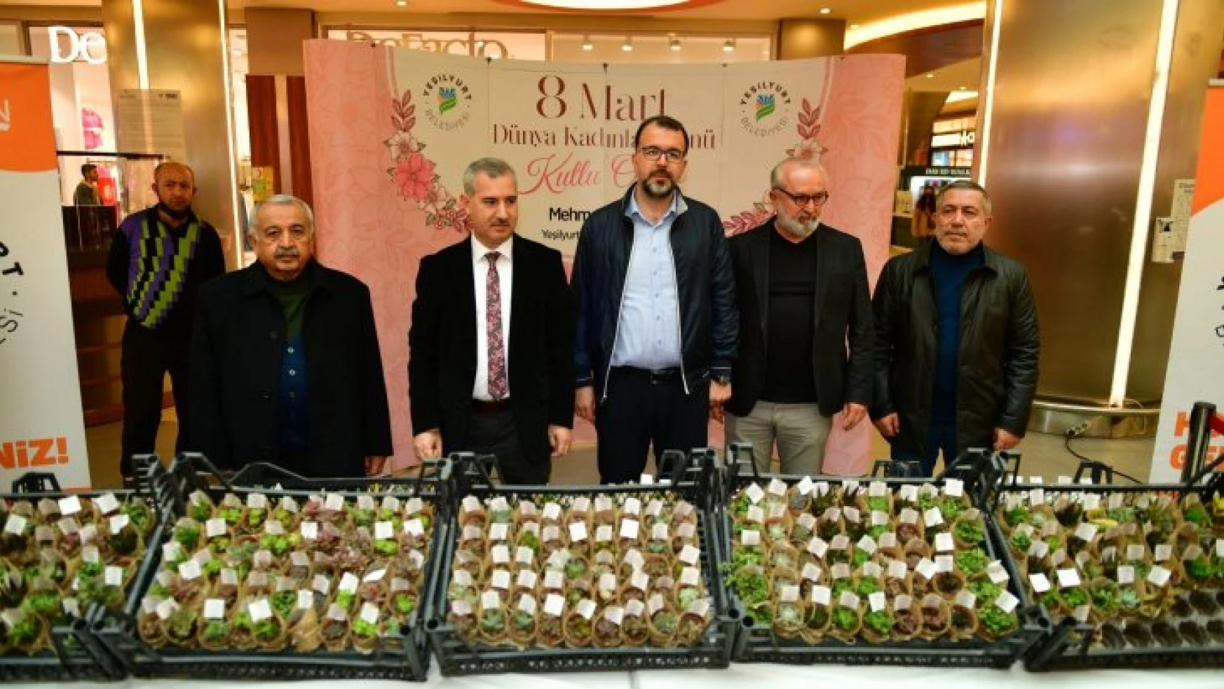 Yeşilyurt Belediye Başkanı Mehmet Çınar'dan Kadınlara 'Sukulent' Çiçek Hediyesi