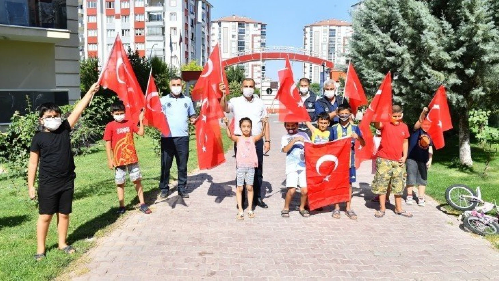 Yeşilyurt Belediyesi, 30 Ağustos Zafer Bayramı Nedeniyle Esnaf Ve Vatandaşlara Türk Bayrağı Dağıttı