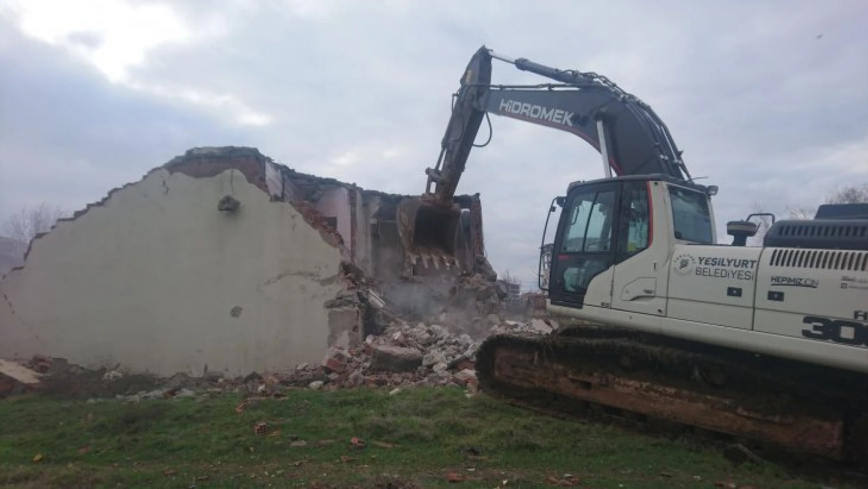 Yeşilyurt Belediyesi 6 Yılda 253 Adet Metruk Evin Yıkımını Gerçekleştirdi