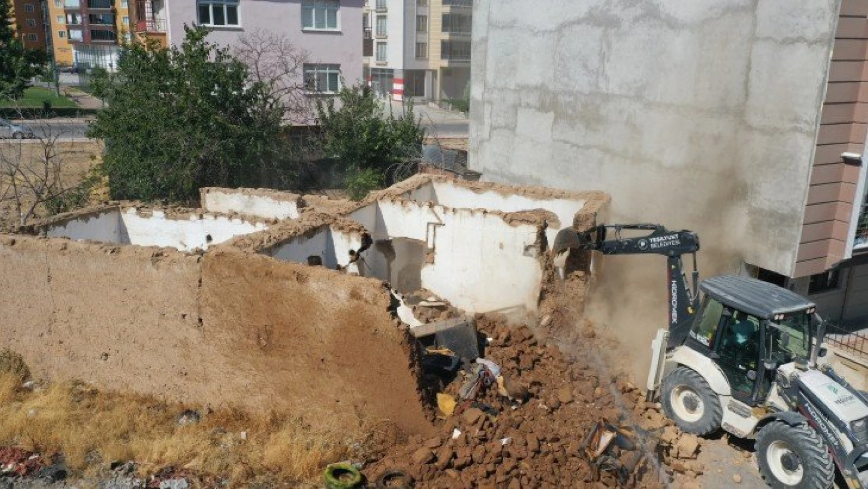 Yeşilyurt Belediyesi Ekipleri Özalper Mahallesindeki Metruk Evin Yıkımını Gerçekleştirdi