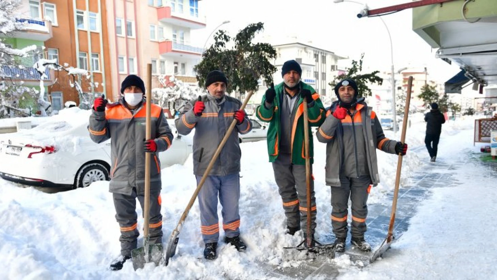 Yeşilyurt Belediyesi Ekipleri 24 Saat Kar Mesaisinde!