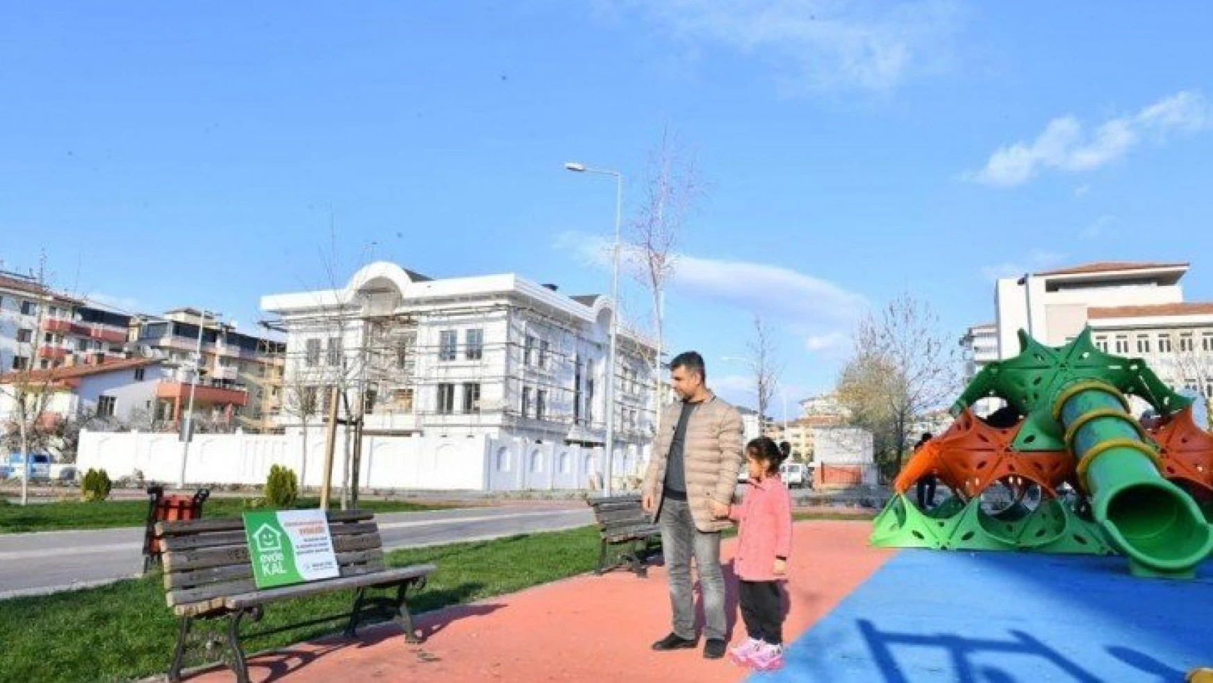 Yeşilyurt Belediyesi 'Evde Kal' Çağrısını Park Alanlarına Taşıdı