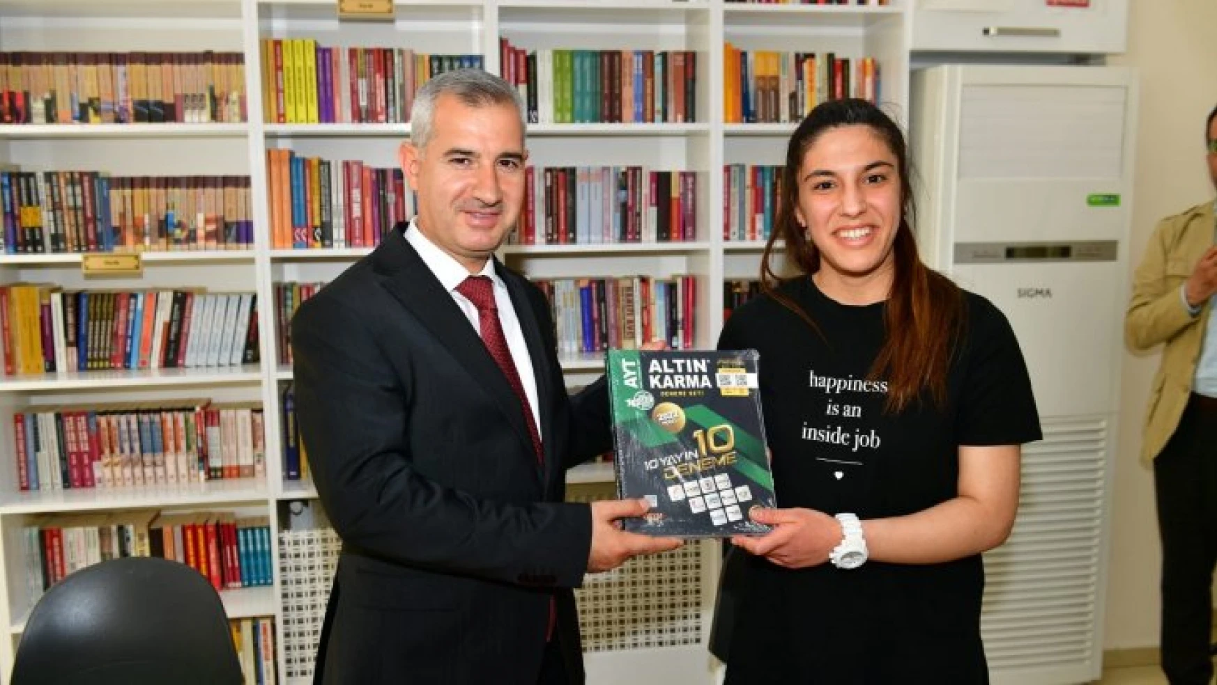 Yeşilyurt Belediyesi, Üniversite Sınavlarına Hazırlanan Öğrencilere (Ayt) Soru Bankası Kitabı Dağıttı
