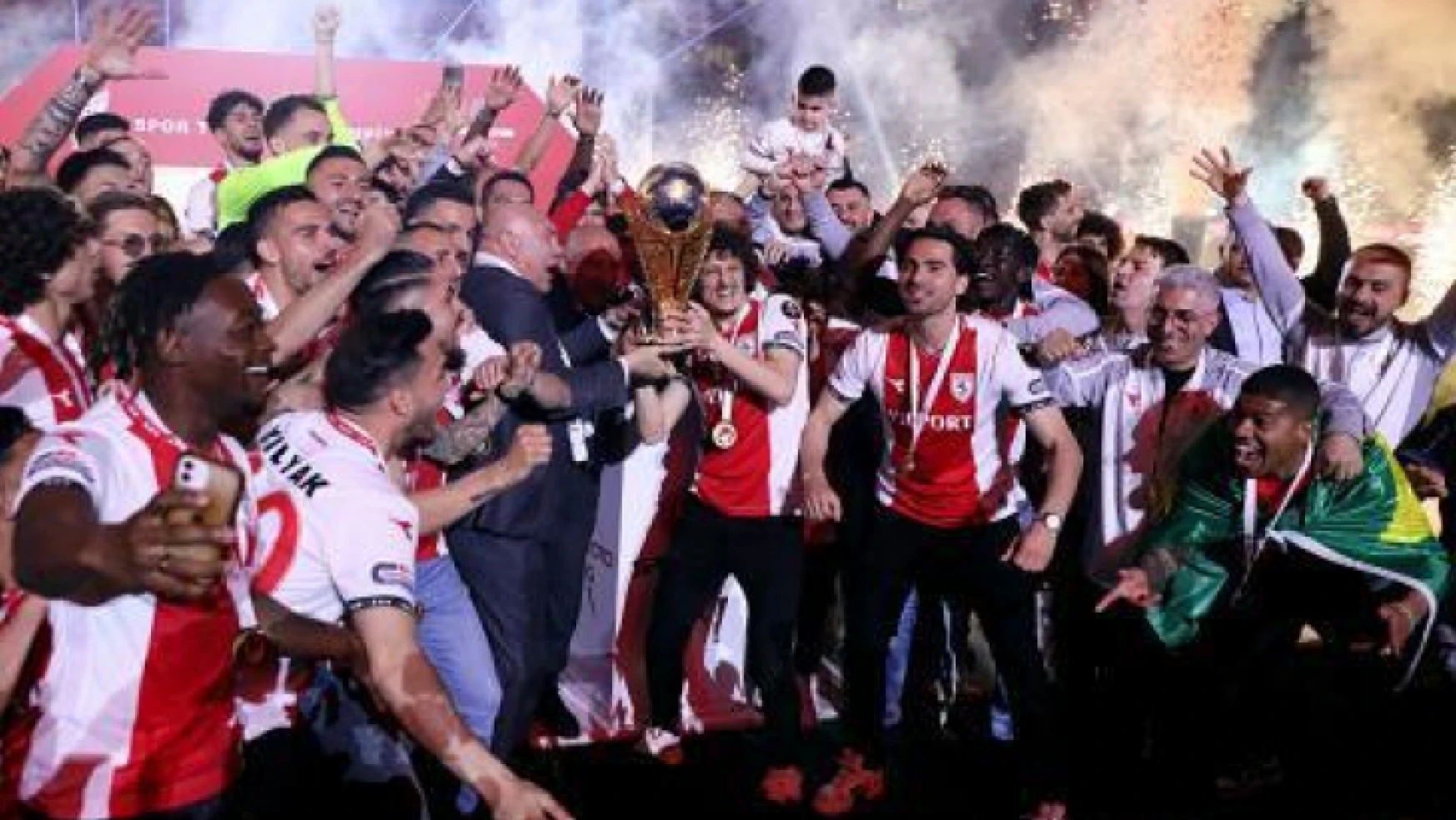 Yılport Samsunspor'a Şampiyonluk Kupasını TFF Başkanı Mehmet Büyükekşi Verdi