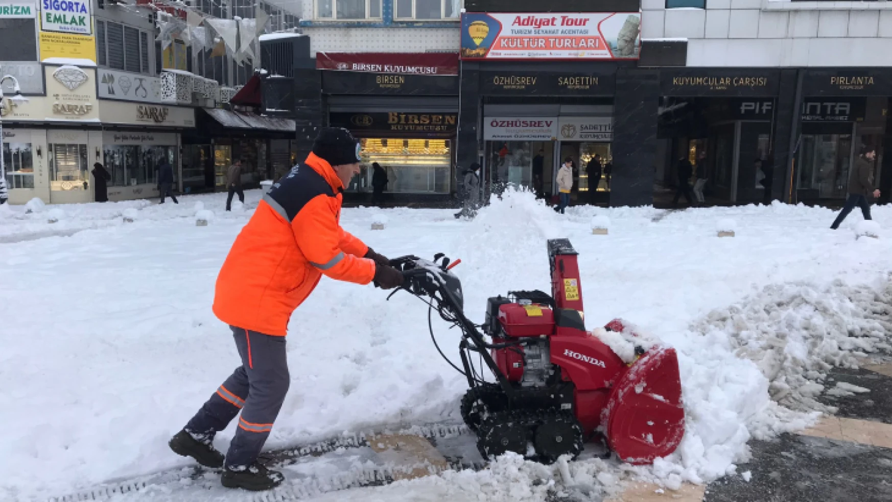 Yoğun kar yağışı nedeniyle 530 mahallenin yolu kapandı