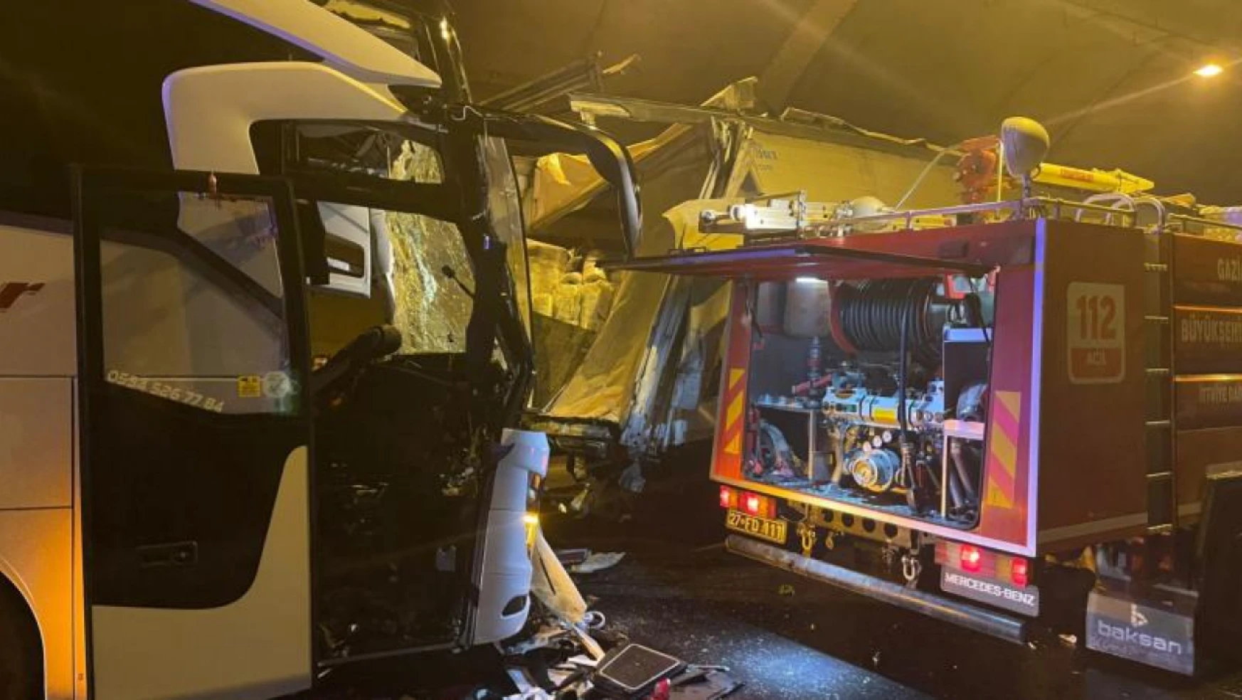 Yolcu otobüsünün tıra çarpması sonucu 1 kişi öldü, 6 kişi yaralandı