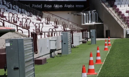 Elazığ Atatürk Stadyumu'nda çimler sıcaktan fan sistemi ile korunuyor