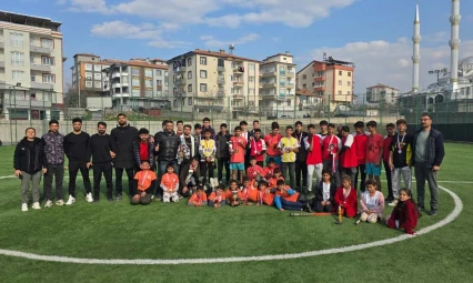Çanakkale Şehitlerini anma 5S Hokey Turnuvası Yeşiltepe stadında yapıldı..